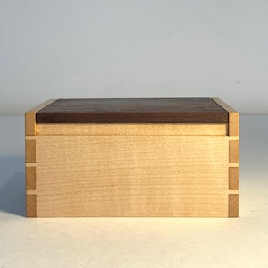 Érable européen + noyer noir - boîte en bois faite main avec des queues d'aronde, boîte à sel/cave à sel