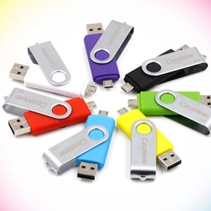 Può includere: Assortimento di otto chiavette USB colorate con un involucro in metallo argentato e il testo "CeadMere" stampato su ogni chiavetta.