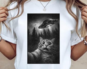 Filmisch T-shirt UFO Cat, T-shirt Alien Encounter Cat, T-shirt Sci-Fi Space Aesthetic, Surrealistisch Night Sky Cat-ontwerp