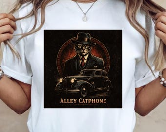 Könnte beinhalten: Weißes T-Shirt mit einem Aufdruck einer Katze mit Hut und Anzug, zusammen mit einem Oldtimer. Das Bild hat eine dunkle, Vintage-Ästhetik mit dem Text "ALLEY CATPHONE" unten.