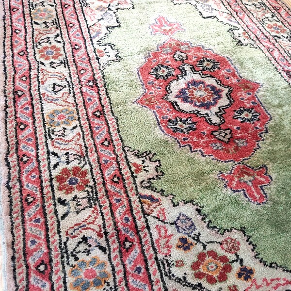 Vintage handmade silk Kayseri rug central medaillon design