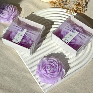 Bomboniera per matrimonio con candela a forma di fiore di peonia: regalo personalizzato in cera di soia profumata