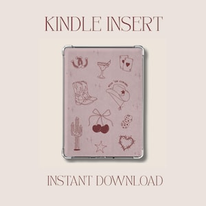 Può includere: Un inserto per Kindle con sfondo rosa e varie illustrazioni a tema western in una tonalità rosa più scura. Il design include un ferro di cavallo, stivali da cowboy, un cocktail, carte da gioco, un cappello da cowboy, ciliegie, un cactus, dadi, una stella e un cuore. Il testo in alto recita "KINDLE INSERT" e in basso "INSTANT DOWNLOAD".