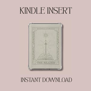 Puede incluir: Una funda para Kindle beige con una ilustración de una espada que atraviesa un libro abierto, con el texto "THE READER" debajo. Las palabras "KINDLE INSERT" e "INSTANT DOWNLOAD" están arriba y abajo.