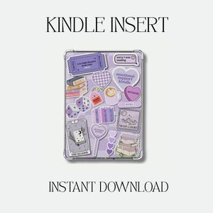 Könnte beinhalten: Eine transparente Kindle-Hülle mit Aufklebern, darunter Bücher, Herzen und Text wie "Late Night Readers Book Club" und "emotional support kindle". Der Text "KINDLE INSERT" und "INSTANT DOWNLOAD" ist oben und unten im Bild zu sehen.