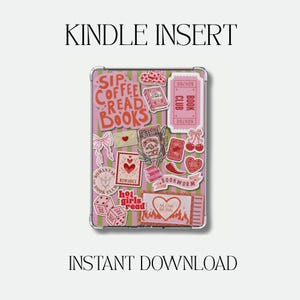 Puede incluir: Un inserto para Kindle con un fondo a rayas rosas y blancas, adornado con pegatinas. Las pegatinas incluyen texto como "Sip Coffee Read Books", corazones, libros y un boleto que dice "Book Club". También son visibles las palabras "Kindle Insert" e "Instant Download".
