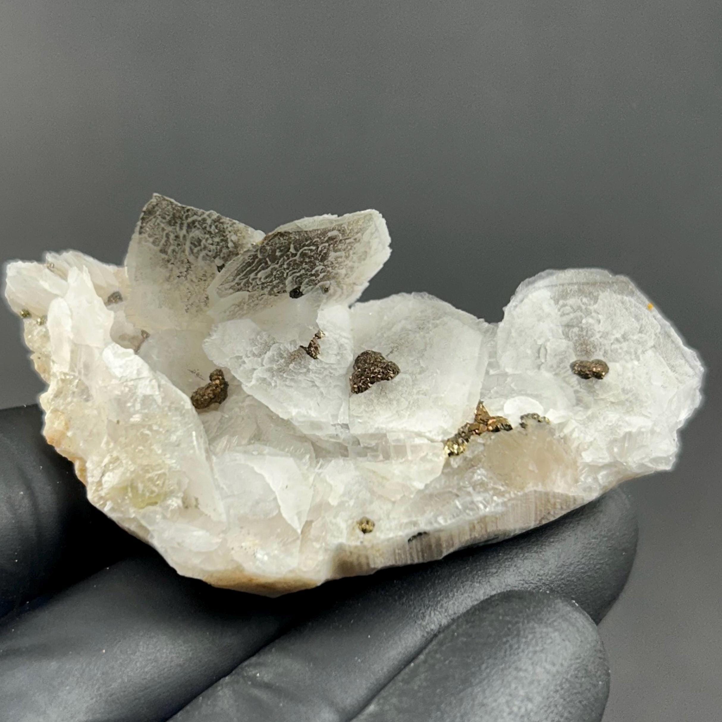 黄鉄鉱入りローズ方解石、方解石結晶、黄鉄鉱入り方解石ブレード（母岩