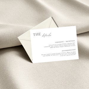 Puede incluir: Una tarjeta blanca con texto negro que detalla la ceremonia y la recepci&oacute;n de una boda. El texto dice "THE details" en una fuente de letra cursiva. La ceremonia se llevar&aacute; a cabo a las 4 pm en la Stoney Chapel de Melbourne, Victoria. La recepci&oacute;n se llevar&aacute; a cabo en el mismo lugar. La tarjeta tambi&eacute;n incluye informaci&oacute;n sobre el alojamiento en un hotel para los invitados de la boda.