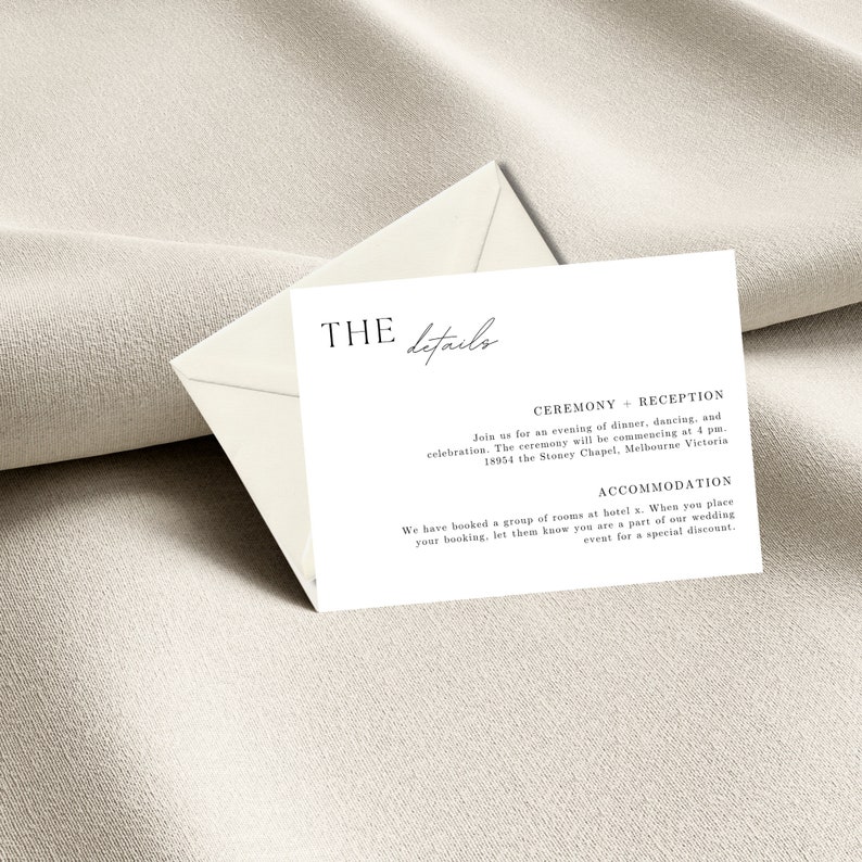 Puede incluir: Una tarjeta blanca con texto negro que detalla la ceremonia y la recepci&oacute;n de una boda. El texto dice "THE details" en una fuente de letra cursiva. La ceremonia se llevar&aacute; a cabo a las 4 pm en la Stoney Chapel de Melbourne, Victoria. La recepci&oacute;n se llevar&aacute; a cabo en el mismo lugar. La tarjeta tambi&eacute;n incluye informaci&oacute;n sobre el alojamiento en un hotel para los invitados de la boda.