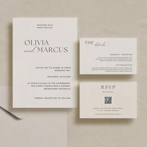 Op de afbeelding: Huwelijksuitnodigingsset met een minimalistisch ontwerp. De uitnodiging bevat de namen Olivia en Marcus in een eenvoudig lettertype. De kaart met details bevat informatie over de ceremonie en de receptie, evenals accommodatiemogelijkheden. De RSVP-kaart heeft een QR-code waarmee gasten online kunnen RSVP'en.