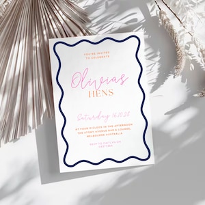 K&ouml;nnte beinhalten: Eine wei&szlig;e Einladungskarte mit einem blauen, wellenf&ouml;rmigen Rand. Der Text lautet "You're invited to celebrate Olivias Hens Saturday 16.10.23 at four o'clock in the afternoon The Stony Avenue Bar & Lounge, Melbourne Australia RSVP to Caitlyn on 04377364"