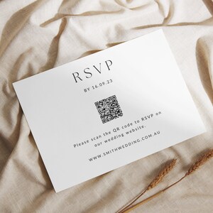 Puede incluir: Una tarjeta RSVP blanca con texto negro. El texto dice "RSVP BY 16.09.23". Debajo del texto hay un c&oacute;digo QR en blanco y negro. Debajo del c&oacute;digo QR est&aacute; el texto "Escanea el c&oacute;digo QR para responder a la invitaci&oacute;n en nuestra p&aacute;gina web de la boda. WWW.SMITHWEDDING.COM.AU"