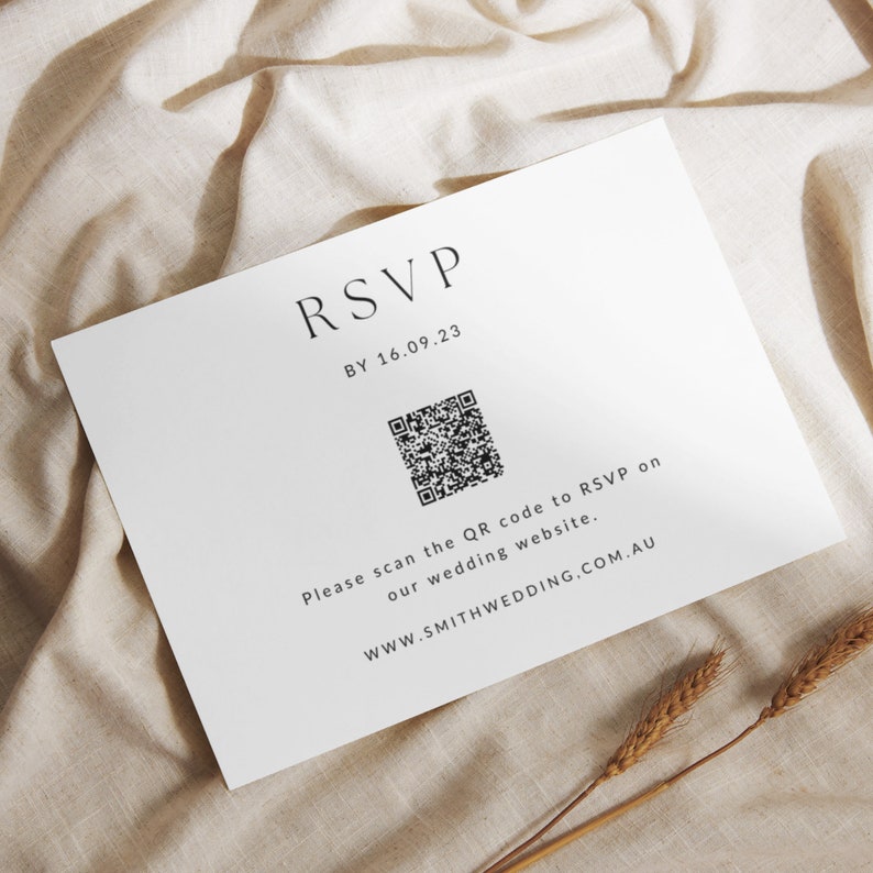 Puede incluir: Una tarjeta RSVP blanca con texto negro. El texto dice "RSVP BY 16.09.23". Debajo del texto hay un c&oacute;digo QR en blanco y negro. Debajo del c&oacute;digo QR est&aacute; el texto "Escanea el c&oacute;digo QR para responder a la invitaci&oacute;n en nuestra p&aacute;gina web de la boda. WWW.SMITHWEDDING.COM.AU"