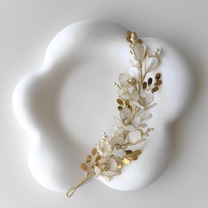 Tocado nupcial floral blanco, accesorio para el cabello de boda con hojas doradas, tocado lateral nupcial