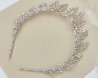 豪華なビーズ装飾のブライダルクラウン、クリスタルリーフティアラ、手作りのシルバーウェディングヘッドピース