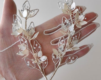 Elegante set di accessori per capelli floreali con fiori in resina bianca e perline di cristallo - Perfetto per la spiaggia, matrimoni rustici, lauree o eventi speciali