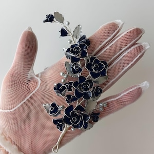 Blauwe bloemen bruidskam: marineblauw parelmoer bruilofthaarstukje