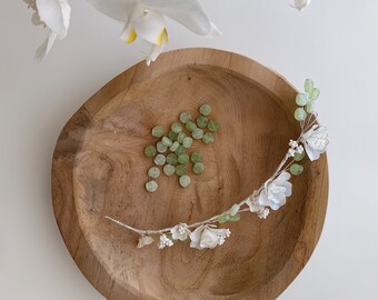 Delicato copricapo da sposa con fiori e cristalli, accessorio per matrimonio sulla spiaggia, tralcio per capelli floreale laterale per matrimoni rustici e boho