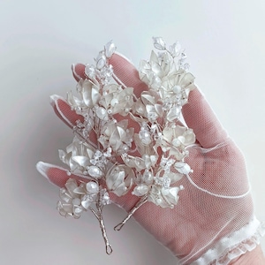 Floral Resin Crystal Bridal Hair Clip: Elegant Wedding Updo Accessory