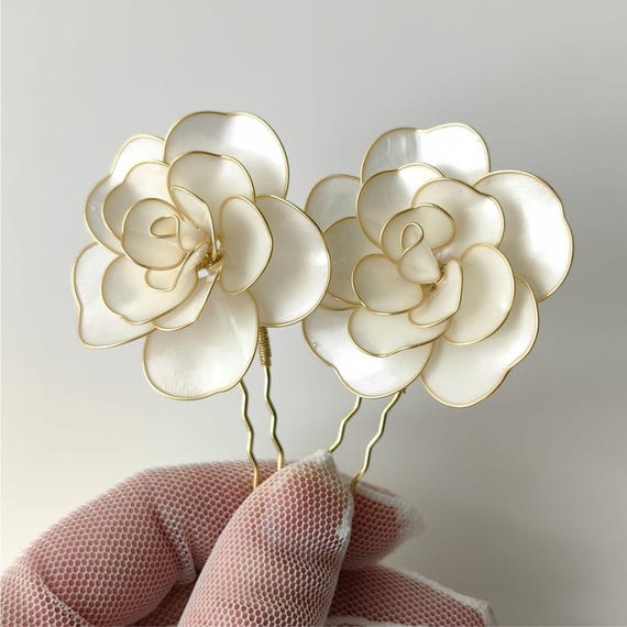 White Resin Flower Hair Pins: Handmade Gold Bridal Hair  display picture 3