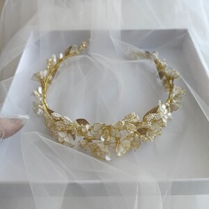 Tralcio per capelli da sposa Boho e fascia di cristallo: migliora il tuo look con una corona dorata, una tiara floreale e altro ancora immagine 2