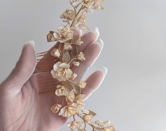 Peineta nupcial con flores doradas: tocado de boda con perlas hecho a mano