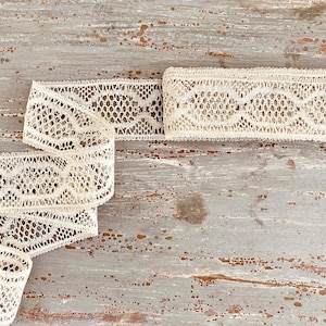Renda de bilro de linho antiga. Acabamento francês do século XIX em linho cru. Renda de bilro feita à mão. Fabricação de bonecas, costura lenta, diário. 6 m