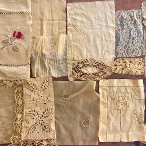 Peut inclure: Une collection d'échantillons de tissu crème et beige présentant diverses textures et techniques, incluant une broderie florale avec une rose rouge, des bordures en dentelle complexe, des motifs ajourés, des plis et des détails de couture.