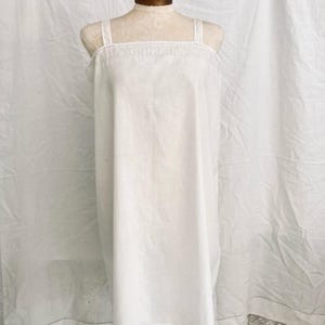 Vintage 1920s Flapper Slip – Antique Cotton Nightdress with Lace Neckline & Hand Embroidery – 20s Lingerie / Underwear. Antique Beauty