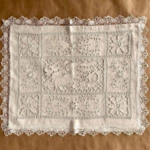 Puede incluir: Un juego de tres cuencos apilables de cerámica en tonos azules, verdes y blancos. Los cuencos presentan un esmalte moteado y un diseño sencillo y moderno. El cuenco más grande tiene aproximadamente 18 cm de diámetro.