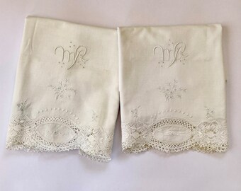 literie vintage pour travaux manuels de couture. Ensemble de taie d'oreiller antique en coton. Taies d'oreiller brodées à monogramme faites main avec bordure en dentelle aux fuseaux.