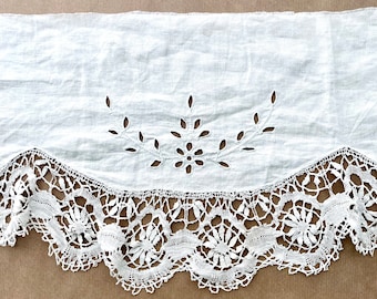 Pièce ancienne en lin et dentelle récupérée dans un vieux drap avec une large dentelle aux fuseaux. couture lente, couturières pour poupées, journal textile