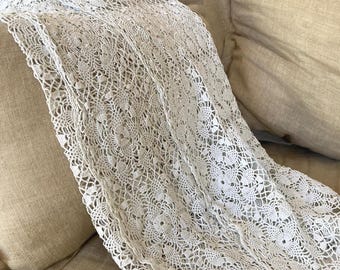 Antike handgemachte Häkeldecke - 150 x 150 cm Blumenmuster - Vintage Baumwollspitze Tischdecke oder Tagesdecke