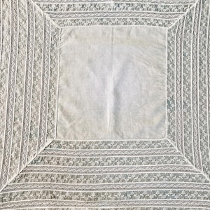 Toalha de mesa antiga de renda fina - Tapete do início do século XX. Guardanapo artesanal com borda de renda floral francesa e bordado suíço. Suprimentos para costura e artesanato.