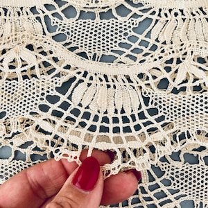 Encaje de lino crudo antiguo. Delicado encaje de bolillos hecho a mano. Para hacer muñecas, costura lenta, diarios basura, pantallas de lámparas, accesorios de novia. 8 m