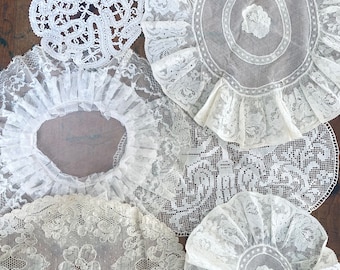 Set di 6 centrini in lino, seta e organza di cotone bianco e bianco antico e vintage. Diario spazzatura shabby chic, punto lento, artigianato da cucito