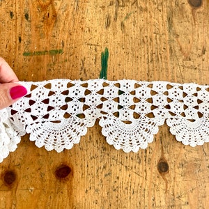 Dentelle au crochet antique. Bordure faite main du début du 20e siècle sur de la dentelle de coton. Crocheter avec des vagues. Fabrication de poupées, couture lente, journal indésirable.