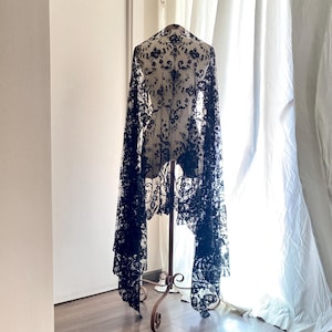 Antik spansk mantilla svart Chantilly spetsslöja viktoriansk slöja med blommig sorgeklänning brudtärnat textil