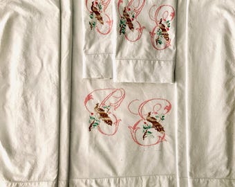 Juego de sábanas antiguas de algodón tamaño queen. Monograma bordado en punto de cruz en rosa y verde. Dos fundas de almohada con monograma. Cama rústica. Ropa de cama estilo cottagecore.