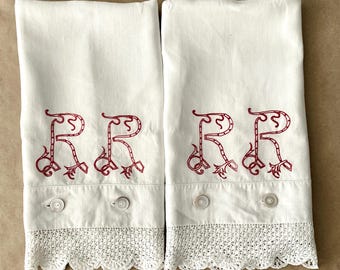 Conjunto de fronhas de linho antigo com monograma vermelho, renda de crochê e madrepérola, estilo francês.