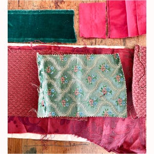 Campioni di cotone francese vintage, lino, velluto, damasco e seta per il fai da te. Tessuti antichi per diari di scarto, cucito lento, creazione di bambole.