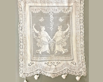 Ensemble d'appliques en dentelle antique. Deux lacets sur métier à tisser avec danseuses classiques et motifs floraux. Ornement victorien. Dentelle carrée en coton. Travaux manuels de couture