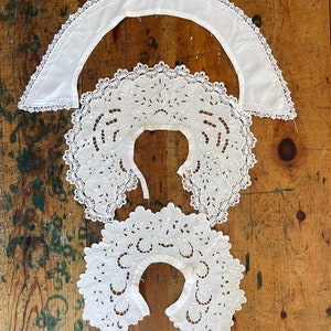 Colliers en dentelle antique. Colliers vintage récupérés. Accent textile en dentelle aux fuseaux. Col chemise en lin vintage. Cols amovibles brodés