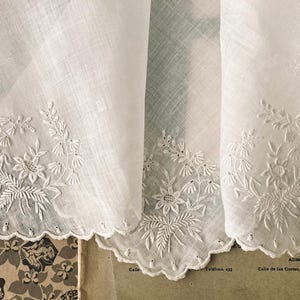 Antiek fijn kant tafelkleed - Geborduurde organzamat begin jaren 1900, handgemaakt kleedje met Franse bloemenkant. Vintage zakdoek