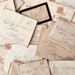 Puede incluir: Una colección de sobres de papel color crema vintage superpuestos, cada uno con direcciones y nombres escritos a mano en cursiva con tinta negra. Algunos sobres muestran sellos postales descoloridos y texturas envejecidas, creando una disposición densa y superpuesta de correspondencia histórica.