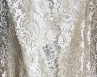 Velo antico in cotone con ricami floreali chantilly. Elegante scialle bianco da sposa per cerimonie religiose. Pizzo vintage per cucito artigianale.