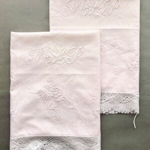 2 kussensloop vintage set. Antiek beddengoedset met handgemaakte kloskant. Antiekroze stof. geborduurd monogram.