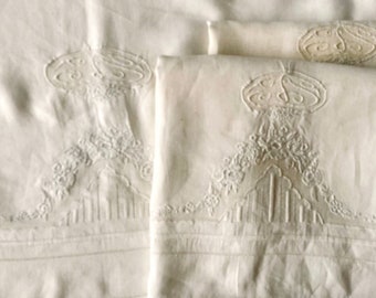 Parure de lit antique en coton doux pour très grand lit, brodée de monogrammes et de fleurs. Draps et taies d'oreiller. Déco de chambre à coucher de ferme de cottage