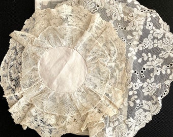 antieke en vintage kleedjesset, wit en gebroken wit linnen, zijden en katoenen zakdoeken en kleedjes. Handgemaakt borduurwerk. Frans kant