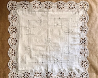 Fronha antiga francesa de linho com borda de renda floral bordada à mão e fechamento com botões, início do século XX, decoração romântica estilo cottagecore.